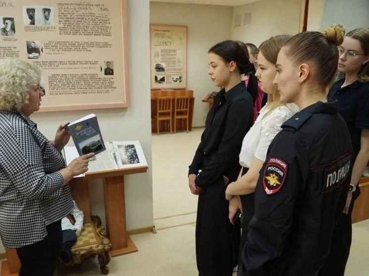 Будущим полицейским Боровичского района показали историю профессии времён ВОВ