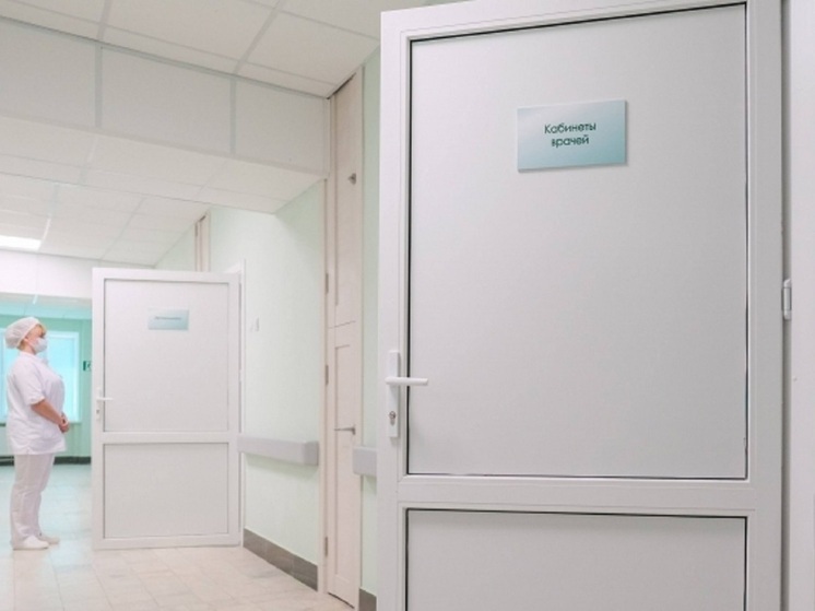 На трассе в Волгоградской области после ДТП с легковушкой загорелся грузовик