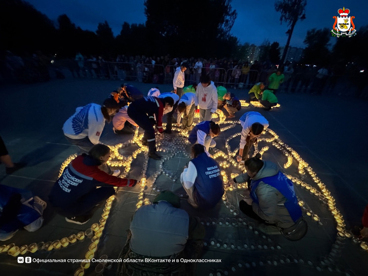  В Смоленске зажгли 2000 свечей в честь 115-летия Александра Твардовского