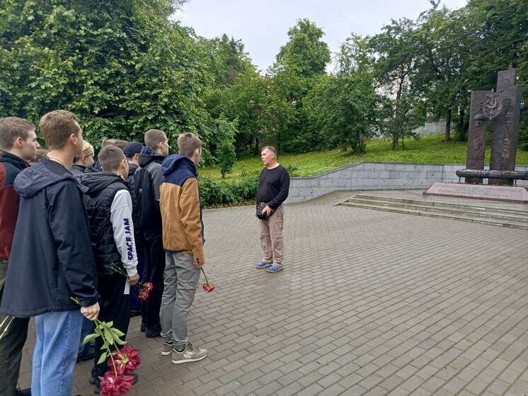 В Твери ученики кадетского класса ФСБ провели акцию в День памяти