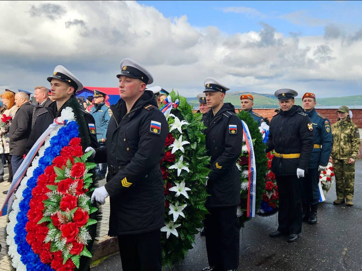 Жители Мурманска почтили память павших в Великой Отечественной войне минутой молчания
