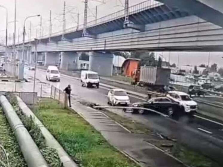 Водитель устроил ДТП на дороге в Подмосковье, не заметив столб
