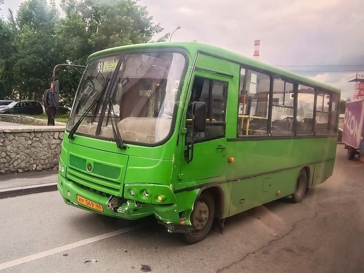 В Екатеринбурге автобус столкнулся с легковым автомобилем