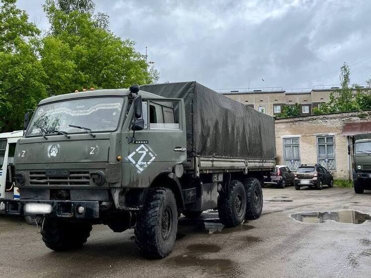В зону СВО из Луги отправили два КАМАЗа с гуманитарной помощью