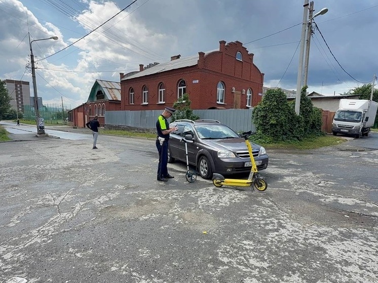 В Екатеринбурге подростки на электросамокате попали в ДТП, один в больнице
