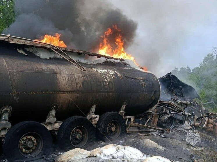 МЧС ликвидирует последствия крупной аварии с бензовозом на трассе М5 в Челябинской области