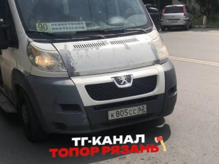 Рязанцы пожаловались на разговаривающего по телефону водителя маршрутки №90