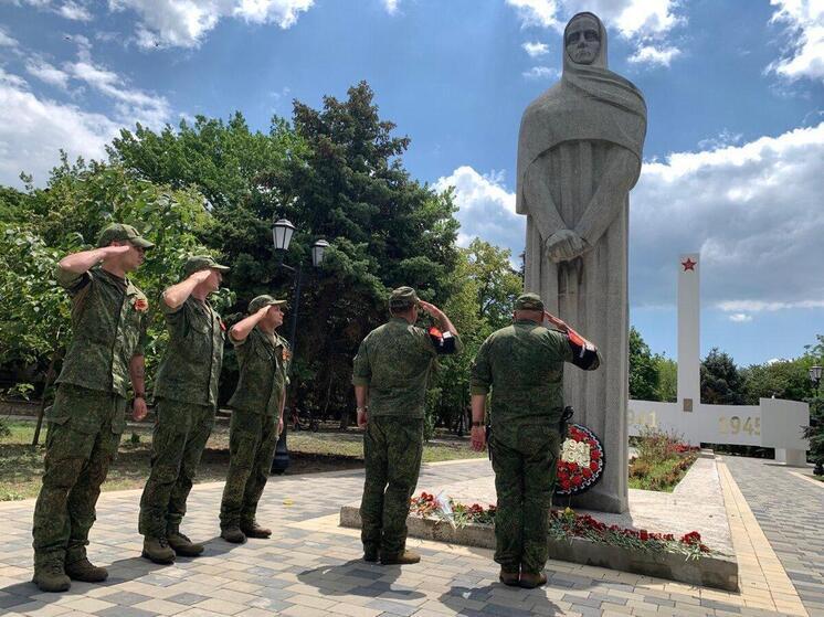 Военнослужащие херсонской комендатуры 22 июня возложили цветы и зажгли свечи