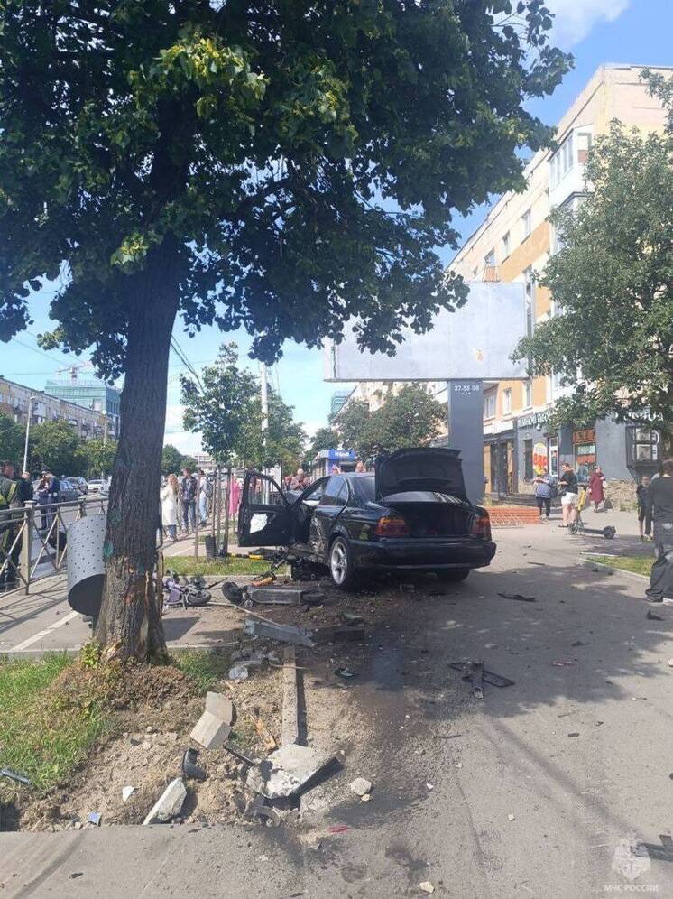 Авто протаранило ограждение на Ленинском