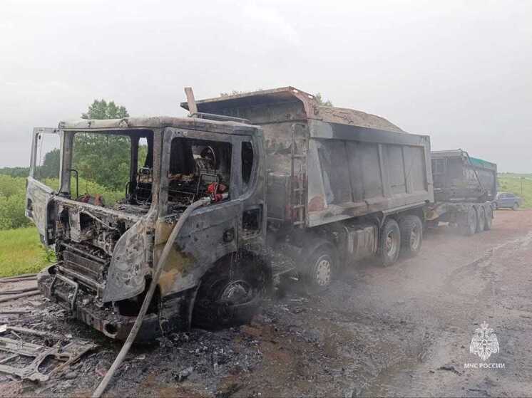 В Башкирии загорелся грузовик с прицепами