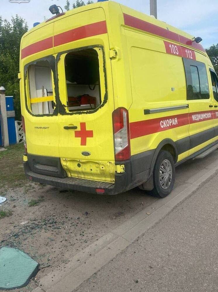 Три сотрудника скорой помощи пострадали при ударе дрона в Белгородской области