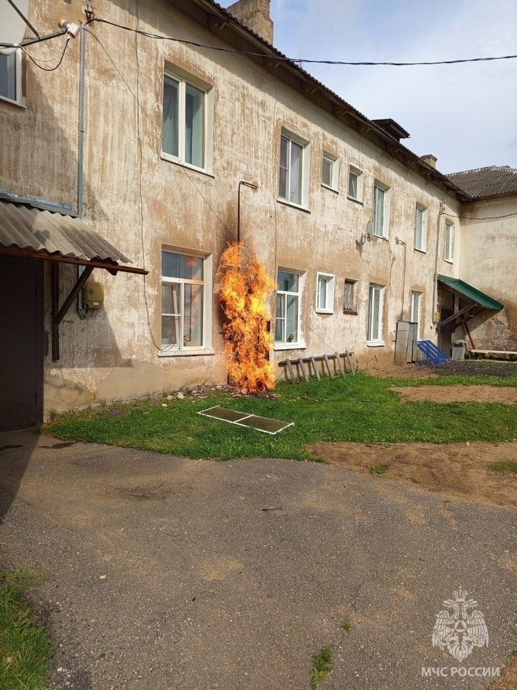 В Ярославской области загорелся уличный газовый шкаф