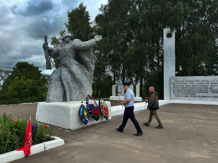 В Ярцево Смоленской области полицейсике и общественники поддержали акцию «Свеча памяти», приуроченную ко Дню памяти и скорби