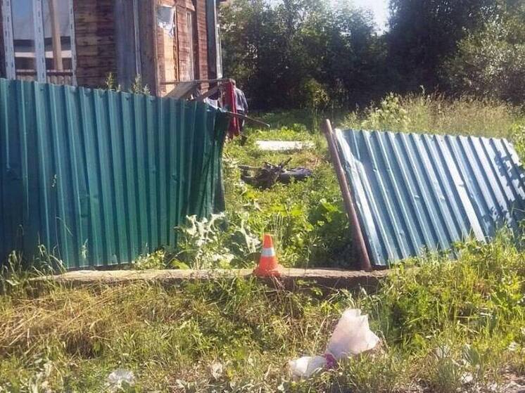 На Алтае пьяный «бесправный» мотоциклист врезался в металлический забор