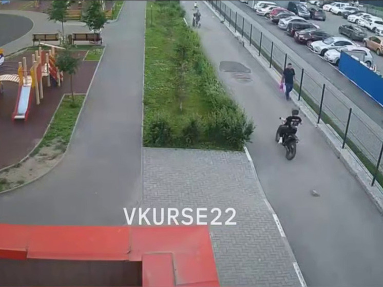 Вечером 22 июня в Барнауле можно было наблюдать погоню, сравнимую со сценой из кино. Двое полицейских на мотоциклах догоняли скрывающегося по дворам подростка на двухколесном транспорте. 