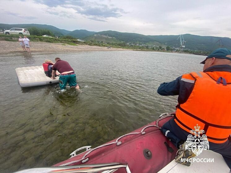 Мужчину и девочку унесло ветром на Байкале