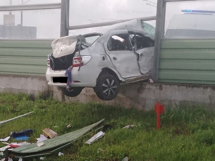 Под Калугой Renault Logan застрял в шумозащитном экране