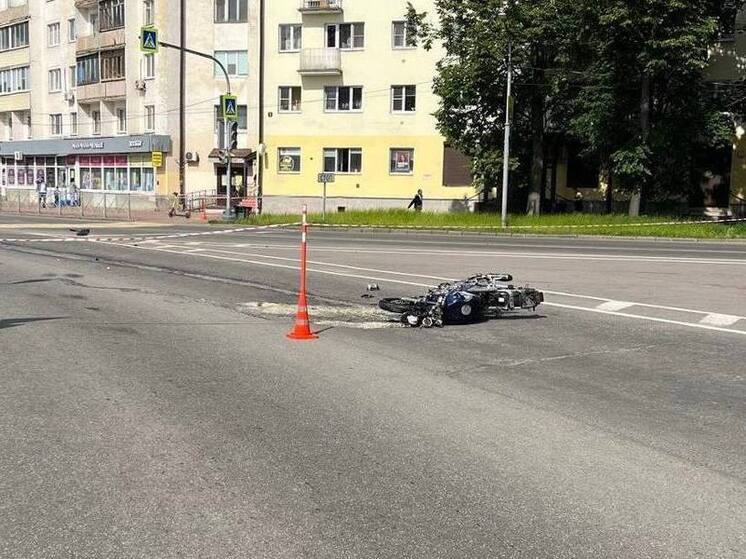 Мотоциклист погиб в столкновении с «Нивой» на Псковской улице Великого Новгорода