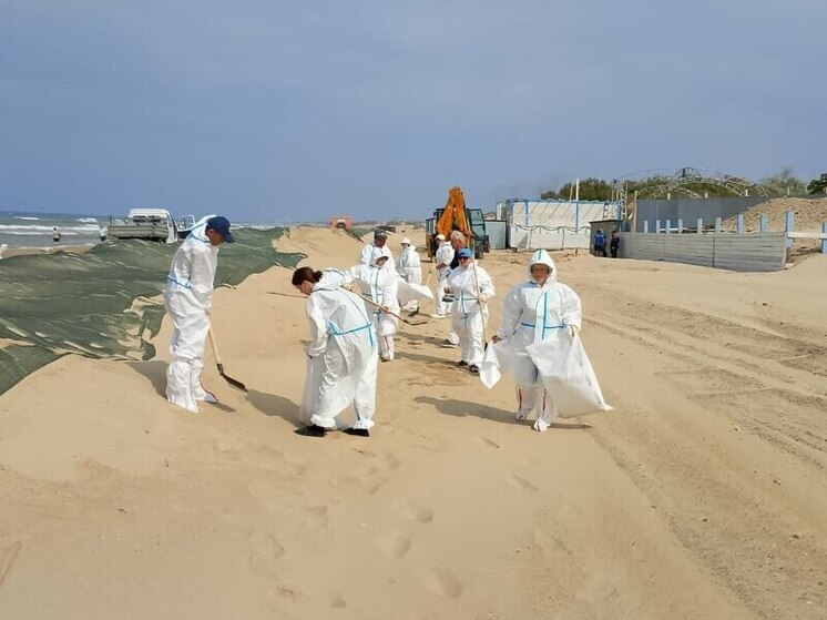 Замазученный песок уберут с площадки в Воскресенском до середины июля