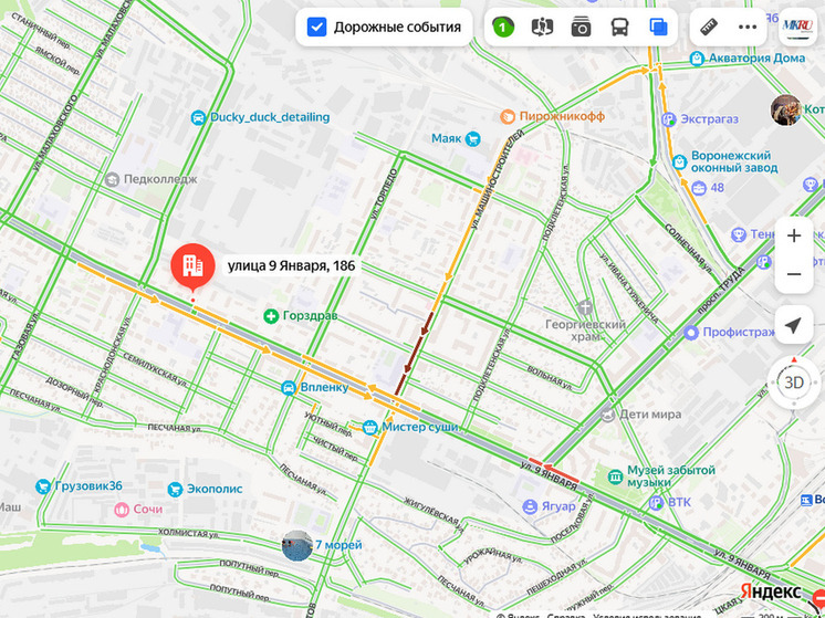 На улице 9 Января в Воронеже затруднено движение из-за аварии фуры с легковушкой