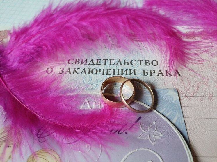 С начала 2025 года супруги из Хакасии получили 2,7 млн юбилейных выплат