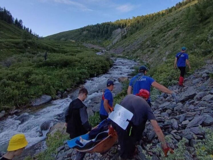 Спасатели эвакуировали пострадавшую туристку с гор Алтая