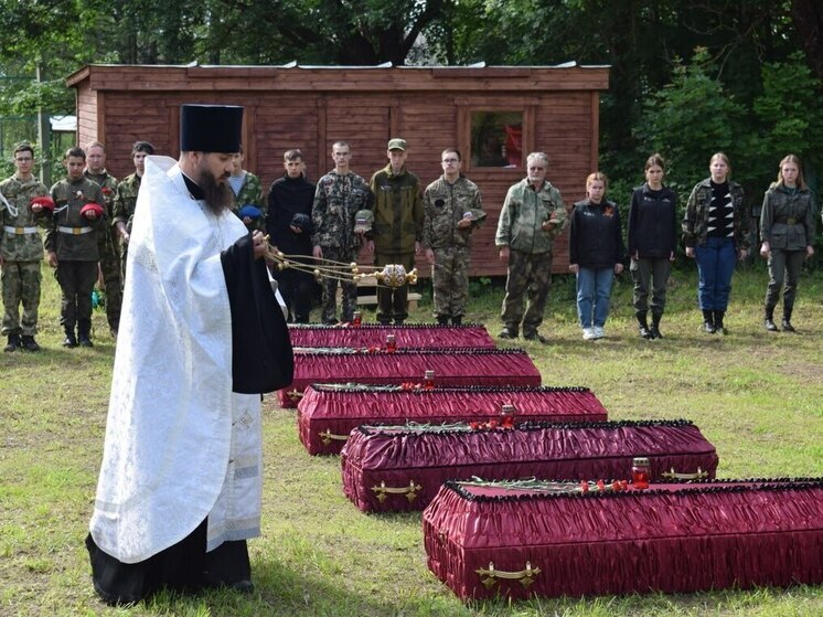 В деревне Холмец Оленинского округа перезахоронили останки советских солдат и мирных жителей