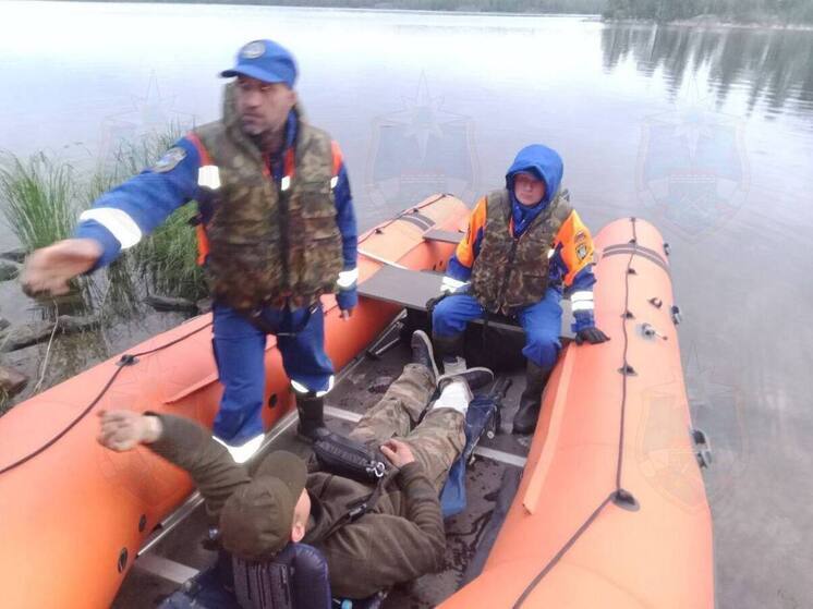 Спасатели эвакуировали с острова Колючий пострадавшего мужчину