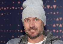 Олимпийский чемпион по танцам на льду Роман Костомаров, переживший в 2023 году тяжелую пневмонию, приведшую к ампутации рук и ног, показал, как сейчас выглядит его жена, фигуристка Оксана Домнина. Изменившаяся внешность спортсменки впечатлила подписчиков.