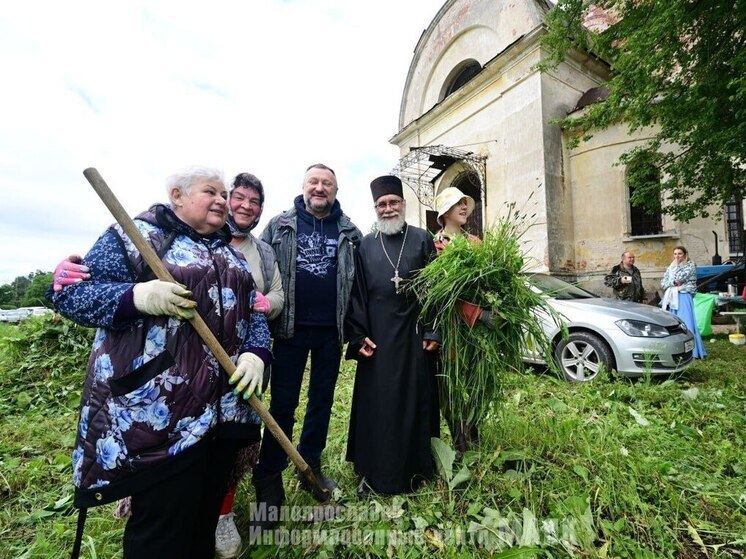 Жители 11 населённых пунктов благоустраивают исторический храм в Калужской области