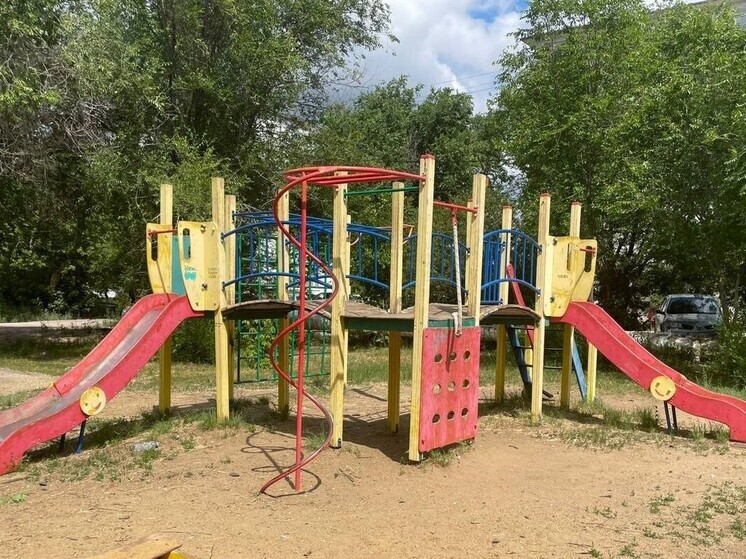 В посёлке Энергетик Новоорского района началось комплексное обновление детских игровых площадок