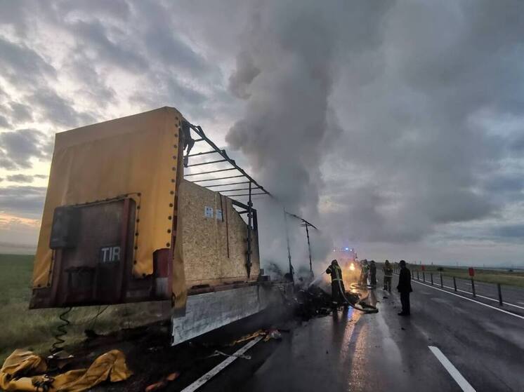  В Минераловодском округе сгорел прицеп фуры вместе с грузом