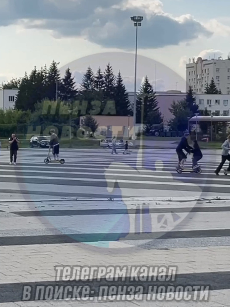 На Юбилейной площади в Пензе самокатчики устроили “лобовое столкновение” из-за экстремальной езды