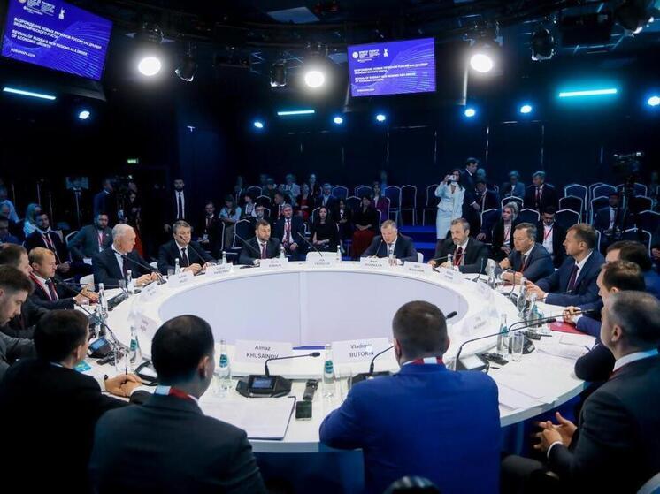 Le vice-ministre de l'Agriculture Andreï Razine a pris une part active à la session consacrée au thème de la relance des nouveaux sujets de la Fédération de Russie en tant que moteur clé de la croissance économique.