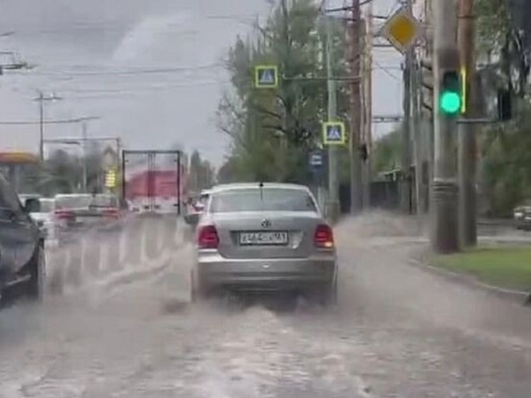 В Ростове из-за сильного ливня затопило мост на Малиновского