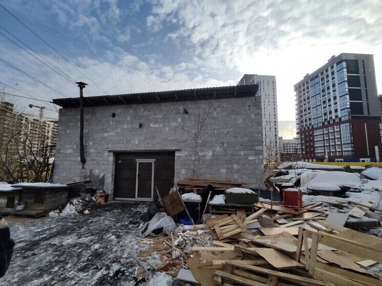 В Верх-Исетском районе снесли незаконно возведенное здание автосервиса