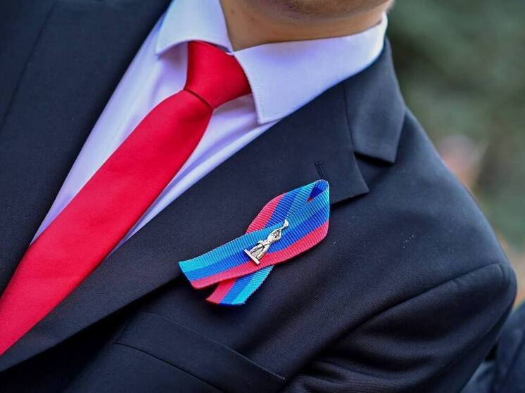 Выпускникам ЛНР вручили значки "Труженик"