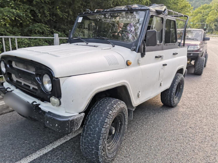 В Лазаревском районе Сочи изъяли два экскурсионных джипа