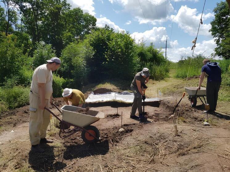 В Курске на улице Верхней Луговой откопали исторический слой XVII — XX веков