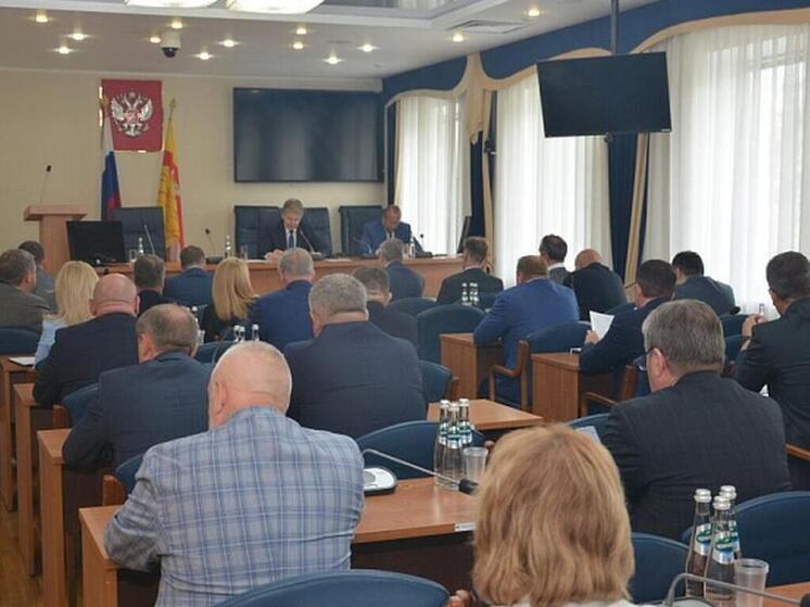 Заседание Воронежской городской думы пройдет в два этапа: 20 и 25 июня. В ходе первого этапа, состоявшегося 20 июня, депутаты обсудили и утвердили изменения, касающиеся границ семи избирательных округов. Это решение имеет важное значение, поскольку позволяет оптимально распределить количество избирателей перед предстоящими выборами, которые запланированы на 14 сентября.