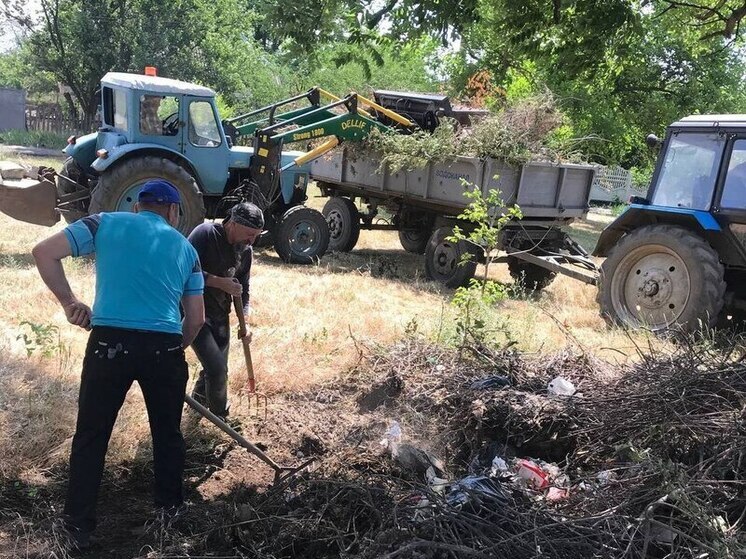 Коммунальные службы Токмака убирают свалки в Молочанске