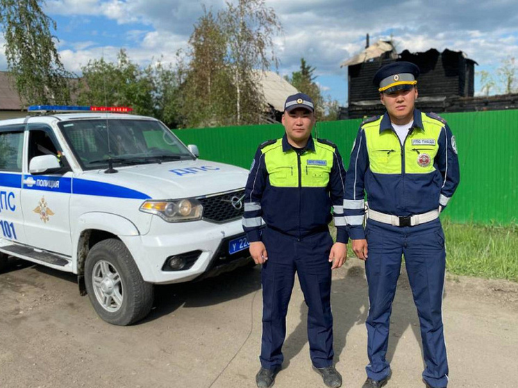 В Якутии полицейские первыми прибыли на пожар и спасли мужчину из горящего частного дома