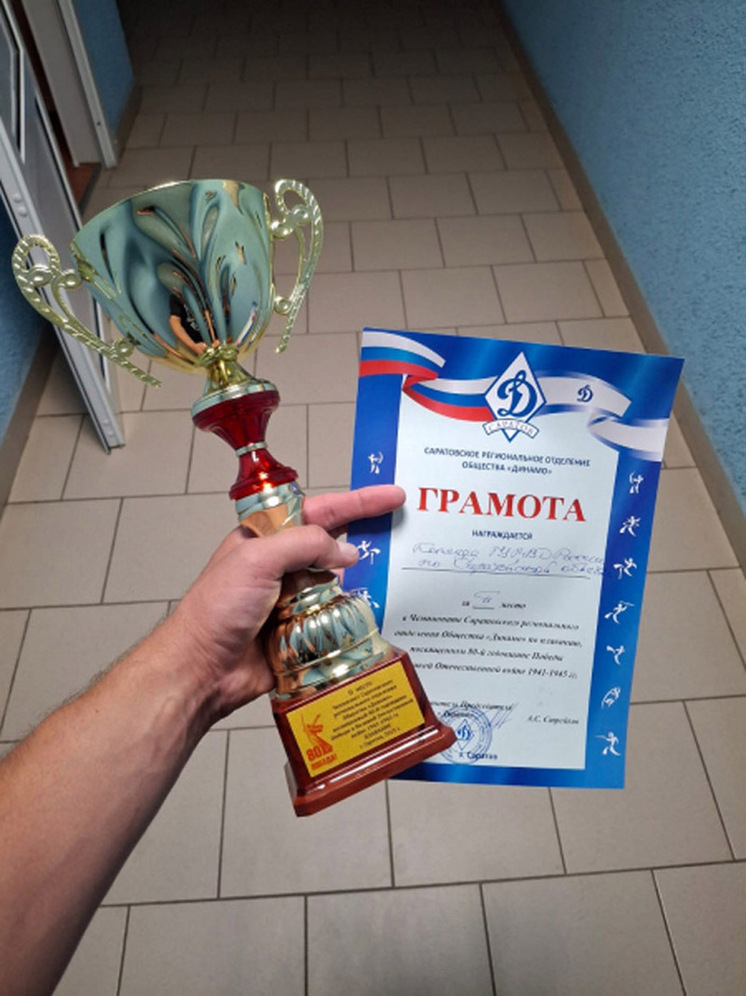 Саратовские полицейские завоевали серебро на чемпионате по плаванию