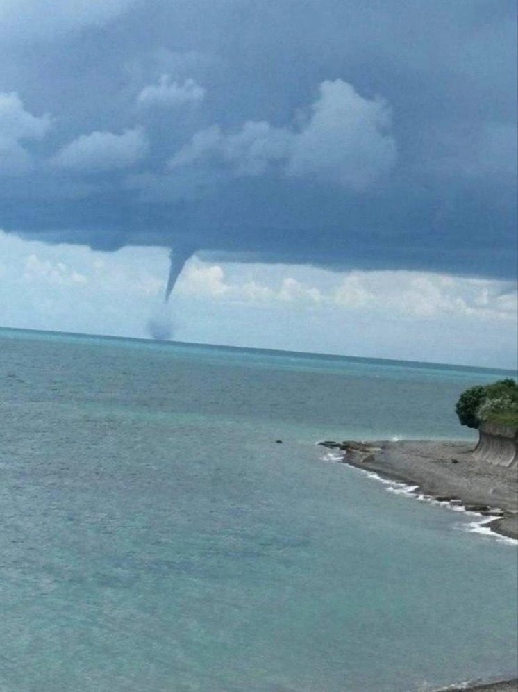 Отдыхающие в Лазаревском районе сняли на видео смерч