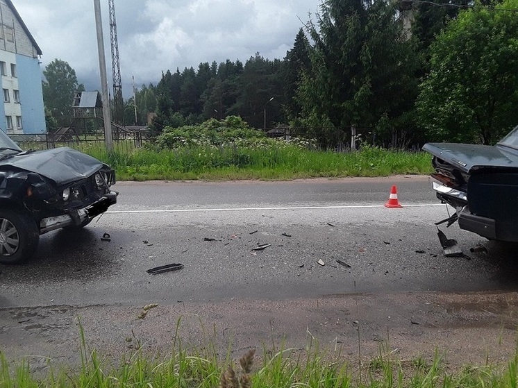 На трассе М-1 в Смоленском округе столкнулись ВАЗы