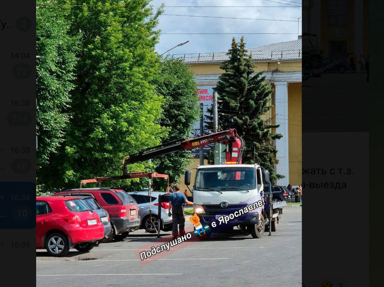 В Ярославле на привокзальной площади прошла эвакуация неправильно припаркованных авто