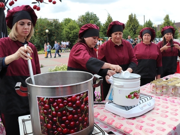 Одно из ярких событий этого лета, гастрономический фестиваль «Вишневарово» пройдёт 12 июля. Развлекательную программу мероприятия организаторы сократили до одного дня, чтобы соблюсти условия общественной безопасности. Однако мини-формат события, полюбившегося гостям и жителям области, обещает быть ярким и насыщенным.  