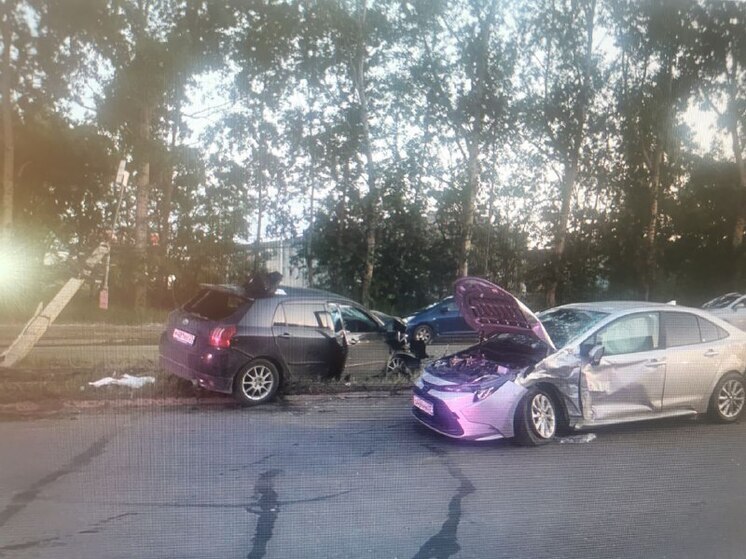 В Комсомольске-на-Амуре в ДТП пострадали водитель и электроопора