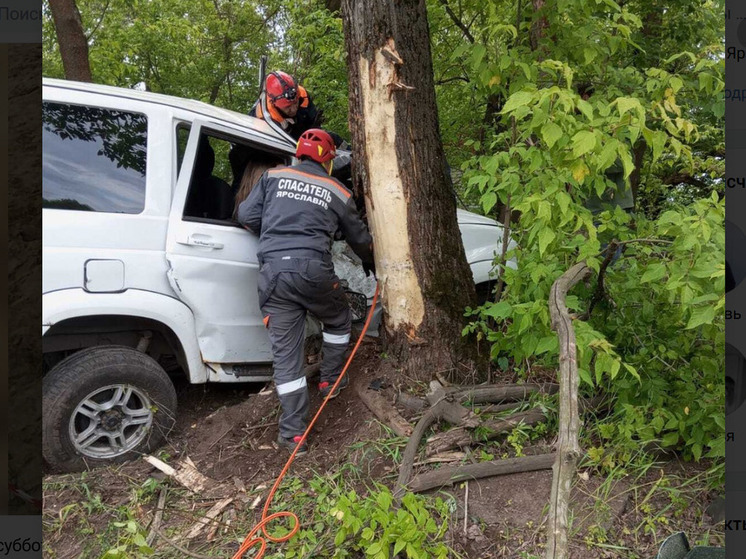 В Ярославле спасателям пришлось вырезать пострадавших из покореженного автомобиля