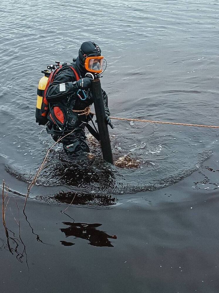 Водолазы очистили дно реки в зоне отдыха в Губкинском